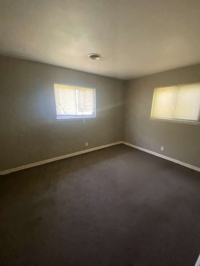 Building Photo - 1305 Collins Dr
