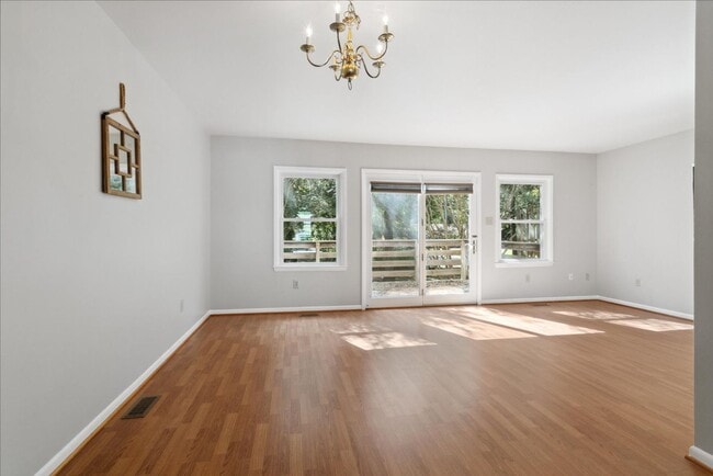 Building Photo - Bright 2 Bedroom Townhome in Williamsburg VA with Finished Lower Level & Private Balcony