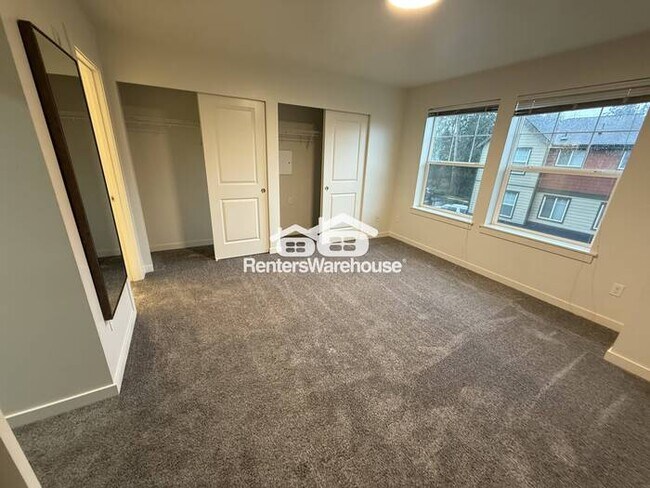 Building Photo - Modern condo, conveniently located!