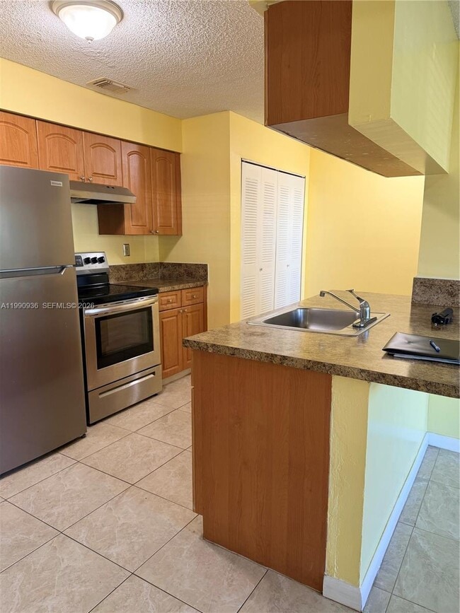 Building Photo - 17500 NW 67th Ct