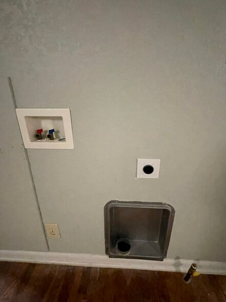 Building Photo - 404 E Madison St