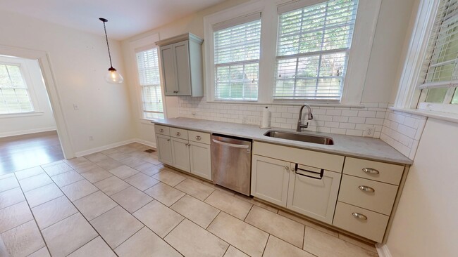 Building Photo - 345 Cloverdale Rd