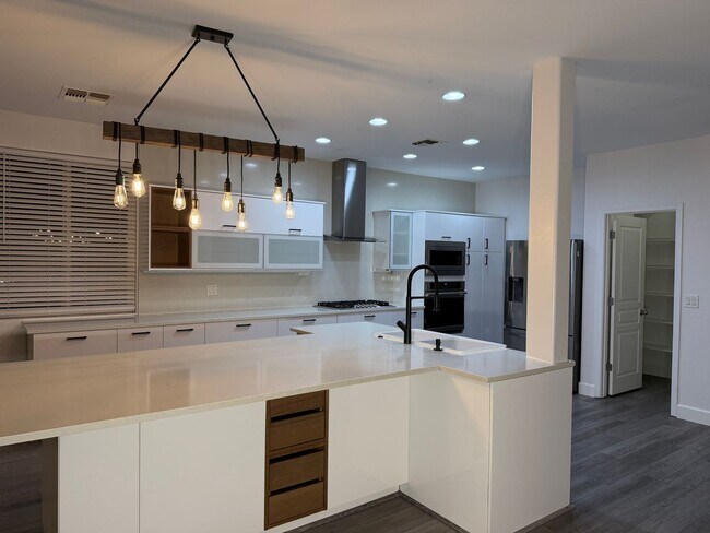 Building Photo - 42502 W Somerset Dr