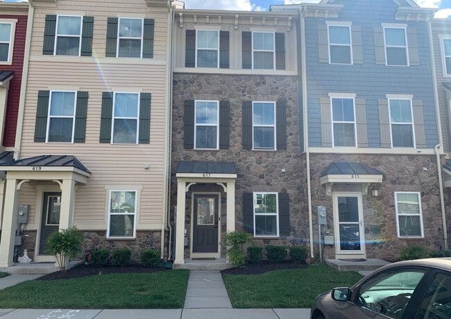 Primary Photo - Captivating 3 BR/3 BA Townhome in Glen Bur...