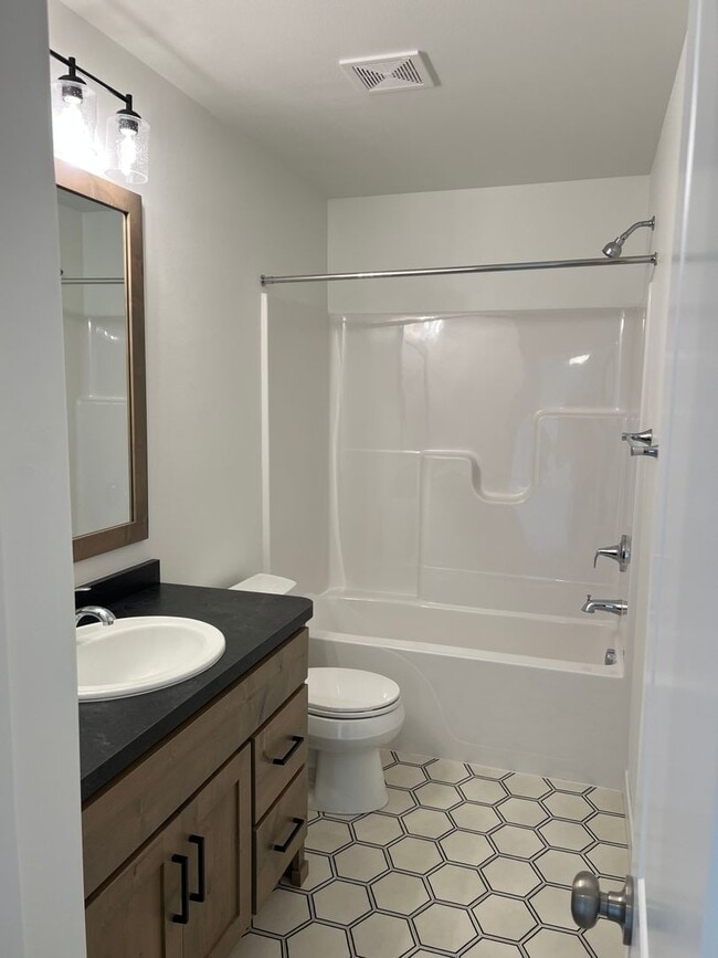 Building Photo - 4 Bed 3 Bath Single Family Home