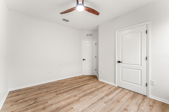 Building Photo - Charming 3 Bed, 2 Bath with Scenic Views i...