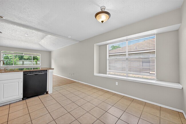 Building Photo - 2310 Woodwind Dr