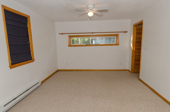 Building Photo - 3 bedroom, 2 bath home located in Green Ac...