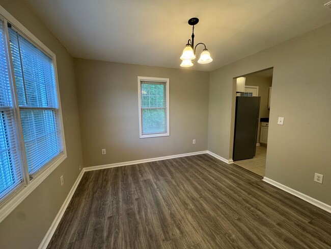 Building Photo - 2 Bedroom 1 Bathroom