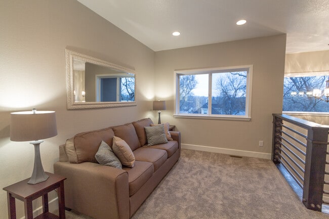 Building Photo - 724 N Walnut St