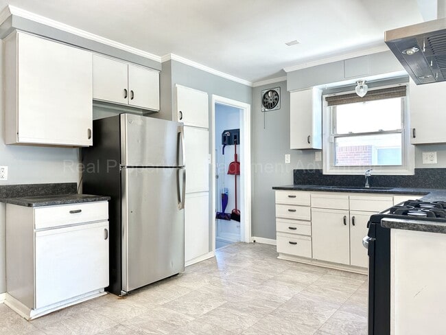 Building Photo - Spacious 4-Bedroom, 2-Bath Home in Clawson – Minutes from Downtown!