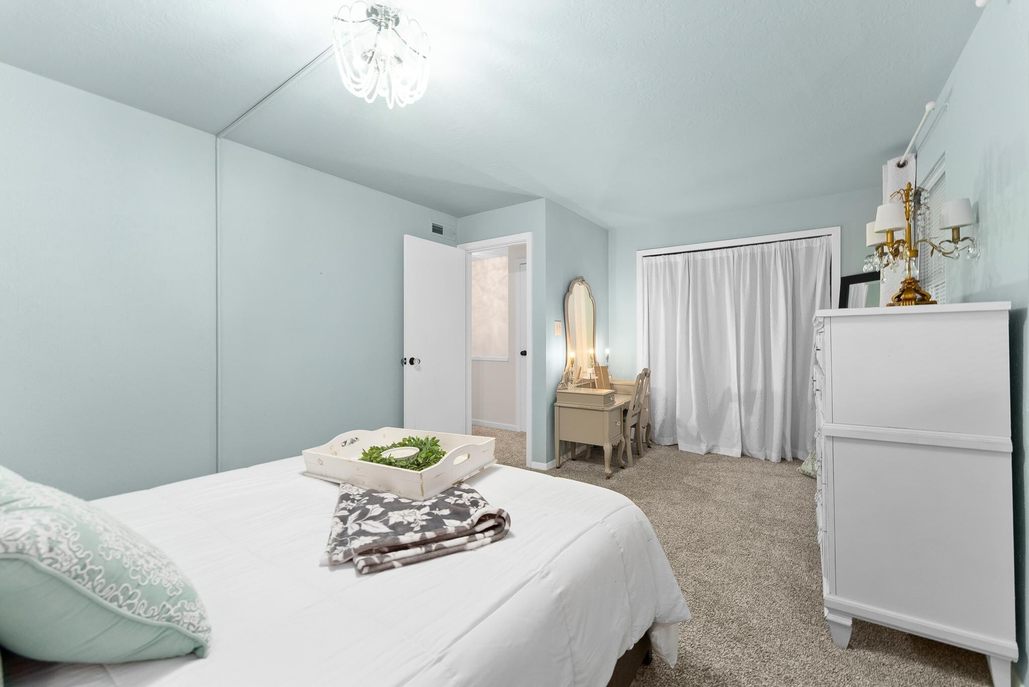 Building Photo - 1304 E Sylvan Cir