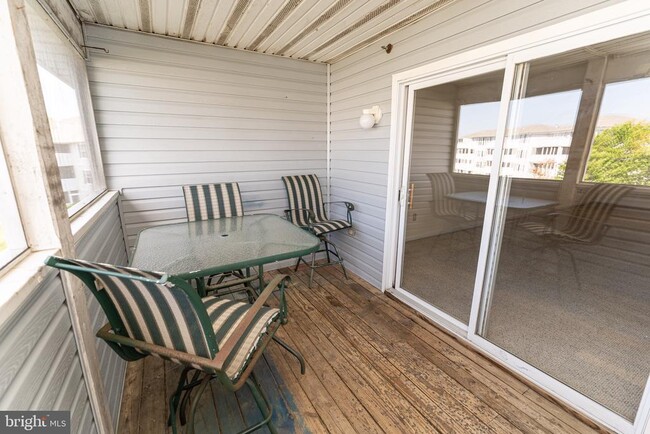 Building Photo - 3500 Sanibel Cir