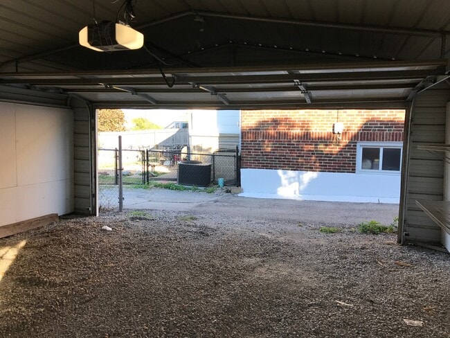 Building Photo - Large Renovated Home on the Hill with Garage!!