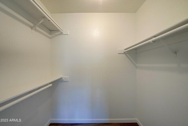 Building Photo - 7113 W Sunnyside Dr