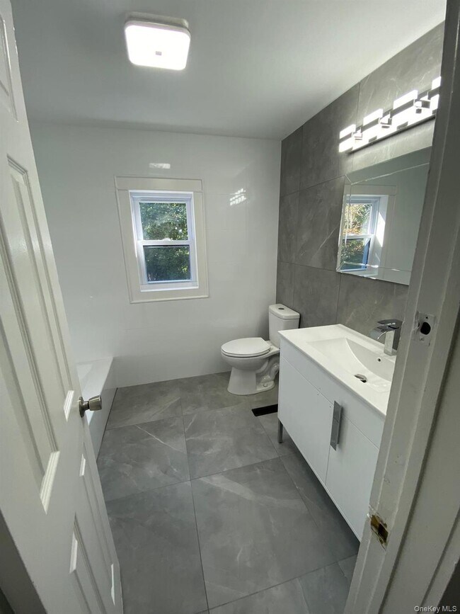 Building Photo - 459 Clove Rd