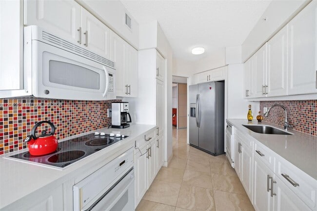 Building Photo - 16400 Collins Ave