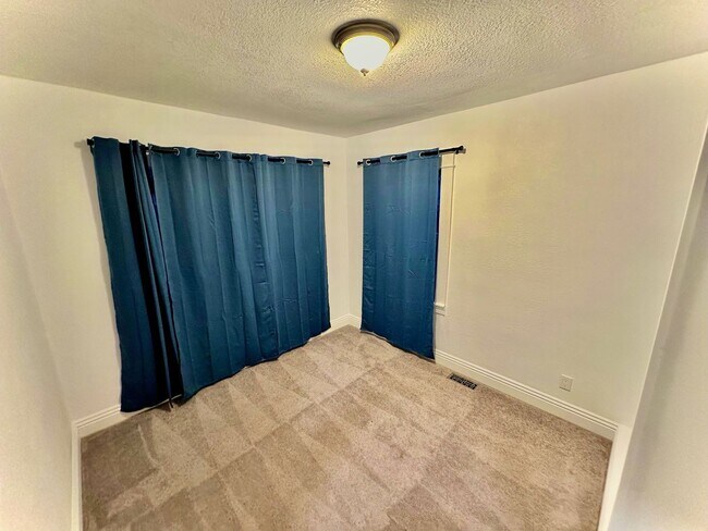 Building Photo - Charming and Rustic Single-Family 3Bed/1.5BA Pittsburg Home!