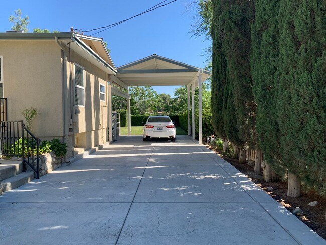 Building Photo - Charming 3+1 Canyon Country Cutie Nestled in the Hills!