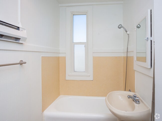 1BR,1BA - 600SF - South Court