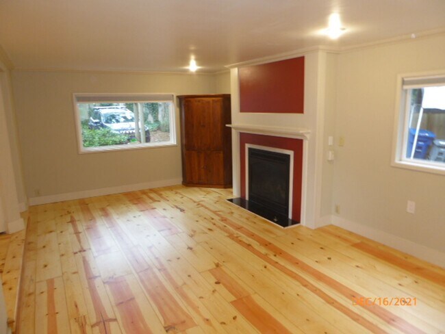 Building Photo - Beautiful 3 Bed 1 Bath Single Family House...
