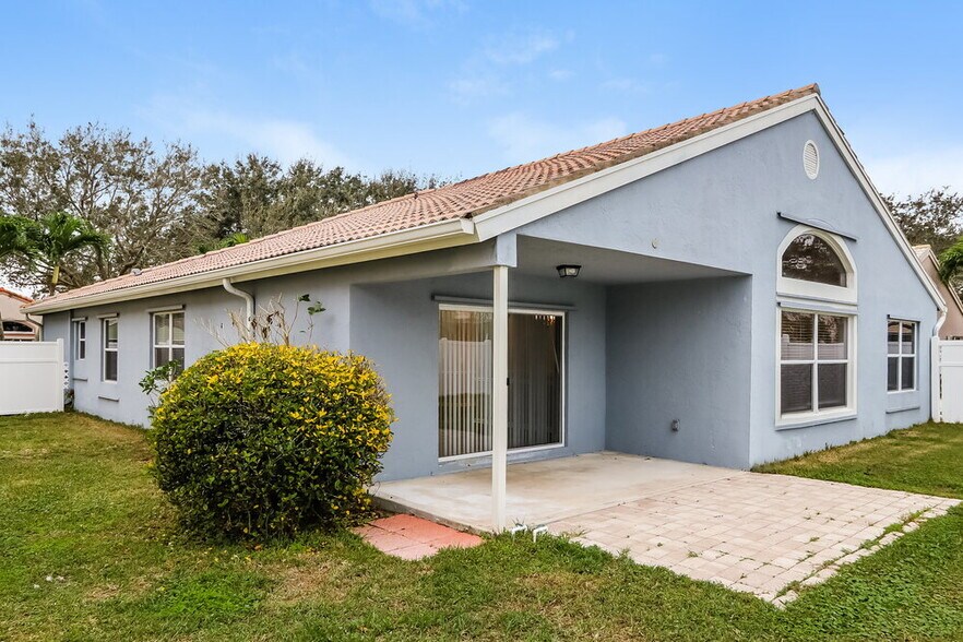Building Photo - 4075 Sabal Lakes Rd