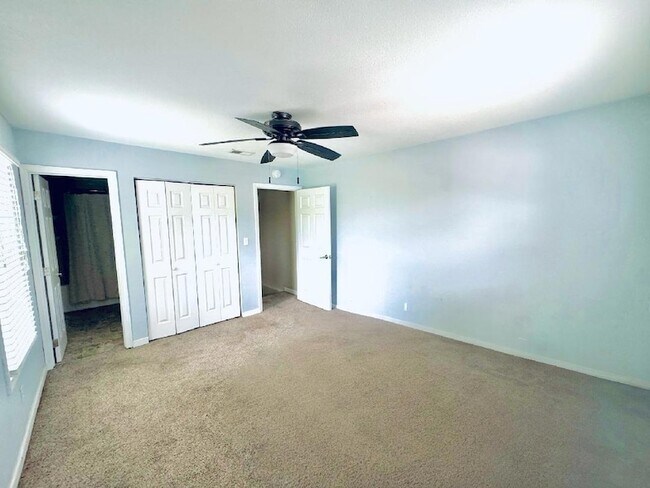Building Photo - 6627 Hilton Dr