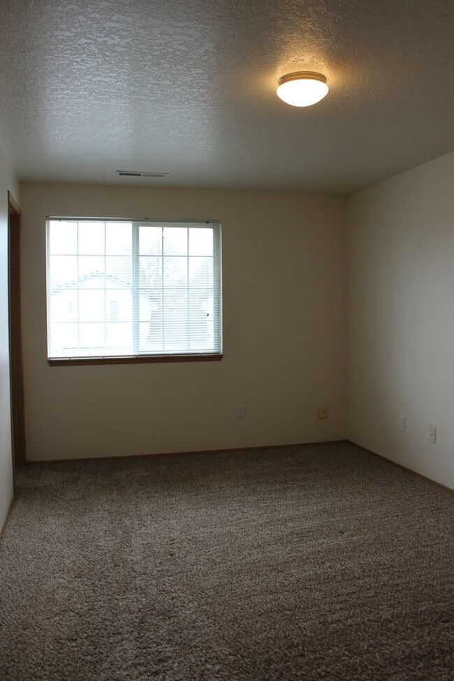 Building Photo - 3 br, 2.5 ba home in quiet Scappoose neighborhood