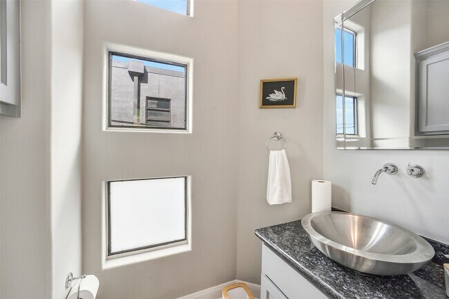 Building Photo - 904 Roy St