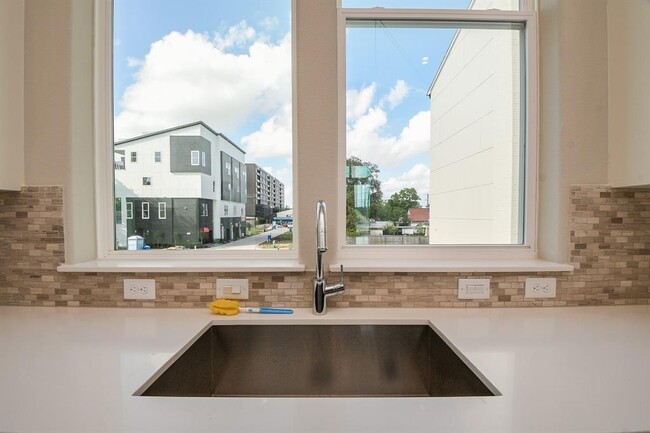 Building Photo - 7 N St Charles St