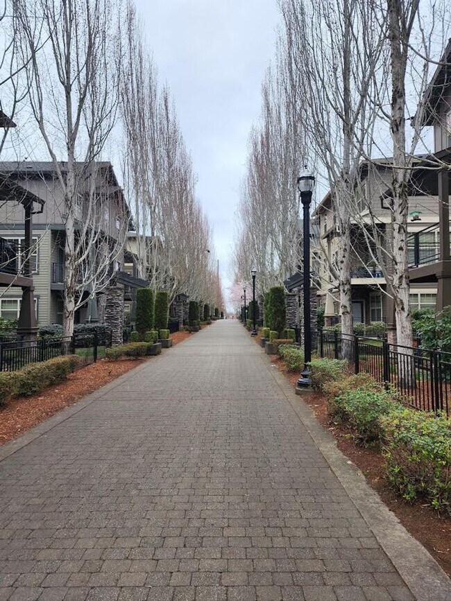 Building Photo - Short Term Lease Available / Beautiful Townhouse in Beaverton by Max Station!