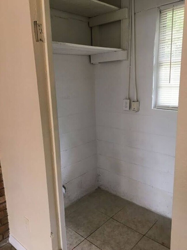 Building Photo - 2 bedroom 1 bath