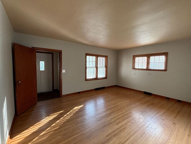Building Photo - 4 Bedroom House Near MSUM!