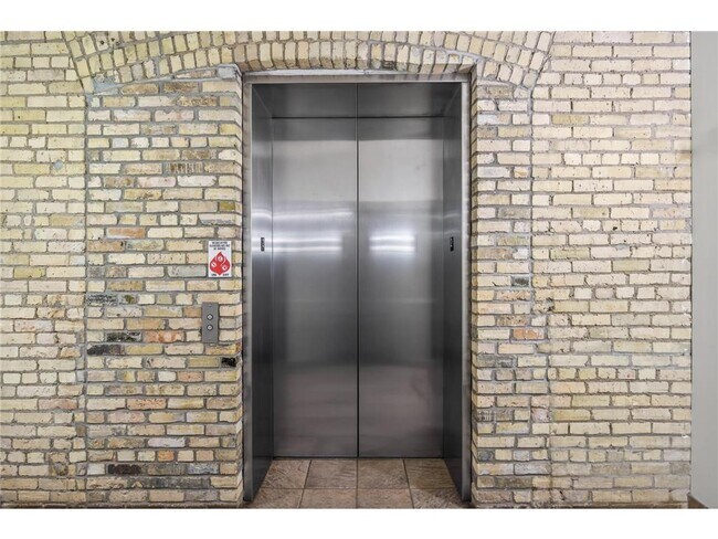 Building Photo - 404 N Washington Ave