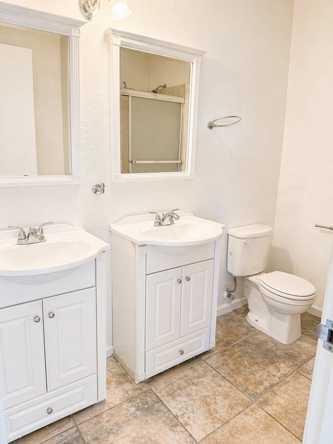 Building Photo - Green and Lush community, centrally located