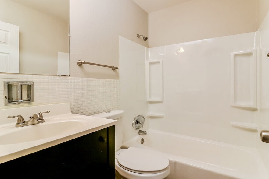 Building Photo - 1711 Roberta Dr