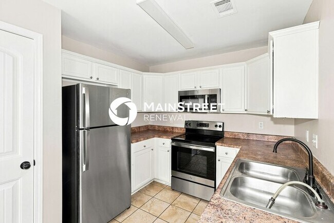 Building Photo - 4 Bedroom Pet-Friendly Home in Memphis, TN with Main Street Renewal
