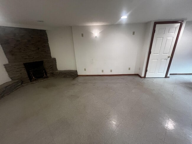 Building Photo - 230 S Circlecrest Dr