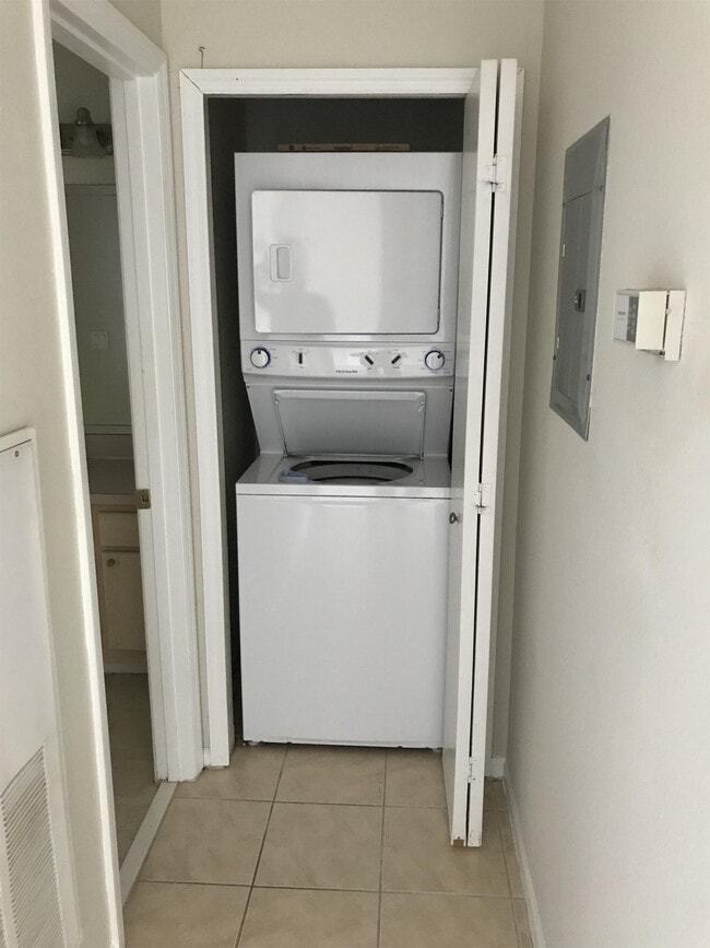 Building Photo - 1655 The Greens Way