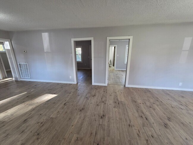 Building Photo - Charming 3-Bedroom Ranch Home with Fenced ...