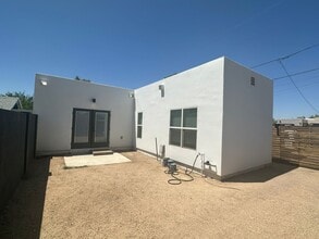 Building Photo - 2334 N Evergreen St