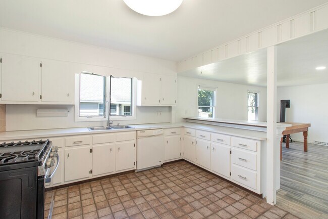 Building Photo - 38 Mohican Rd