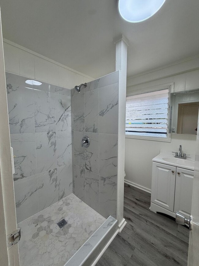 Building Photo - Newly Renovated 3BR Kapahulu Home with Private Yard and Gated Parking Near Waikiki