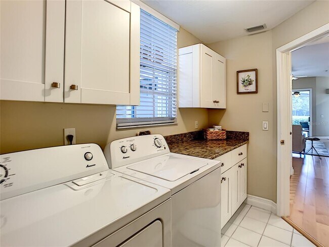 Building Photo - 539 Fallbrook Dr
