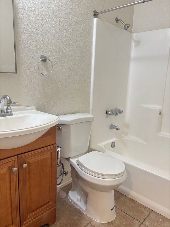 Building Photo - West Lancaster Apartment