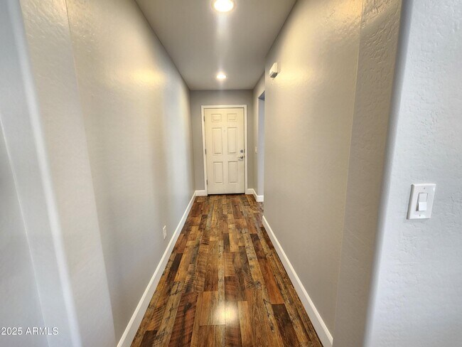 Building Photo - 2009 E Lindrick Dr