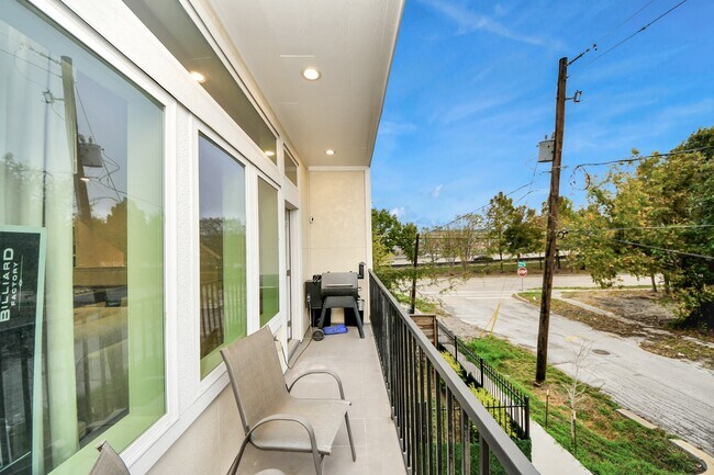 Building Photo - 2007 Briley St