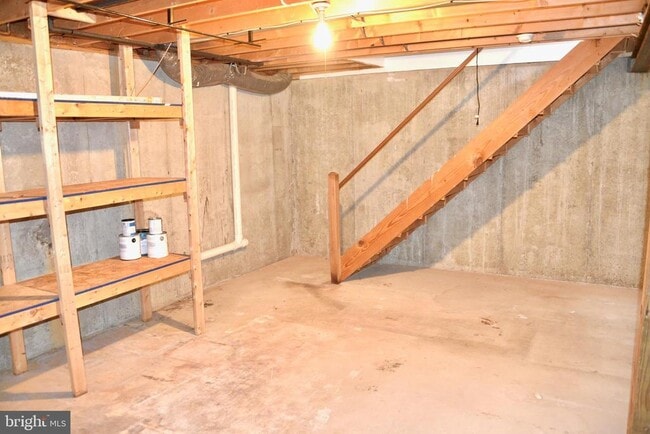 Building Photo - 2002 Acorn Dr