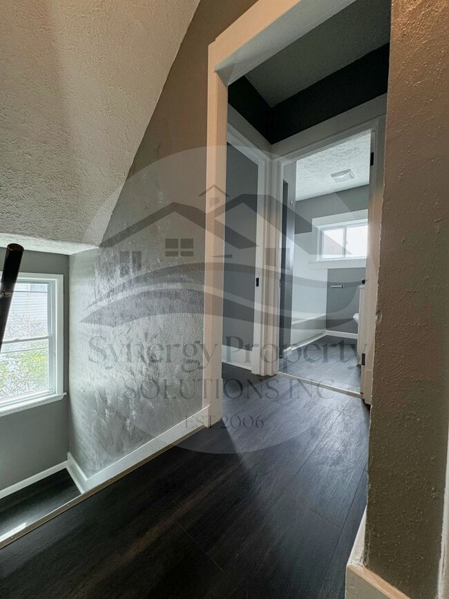 Building Photo - Crestline Home Available Now