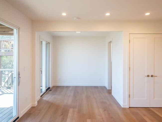 Building Photo - Stunning, Fully Remodeled Jr. 1bd/1ba! Remodeled! Private Deck! Parking! Laundry! PROGRESSIVE!